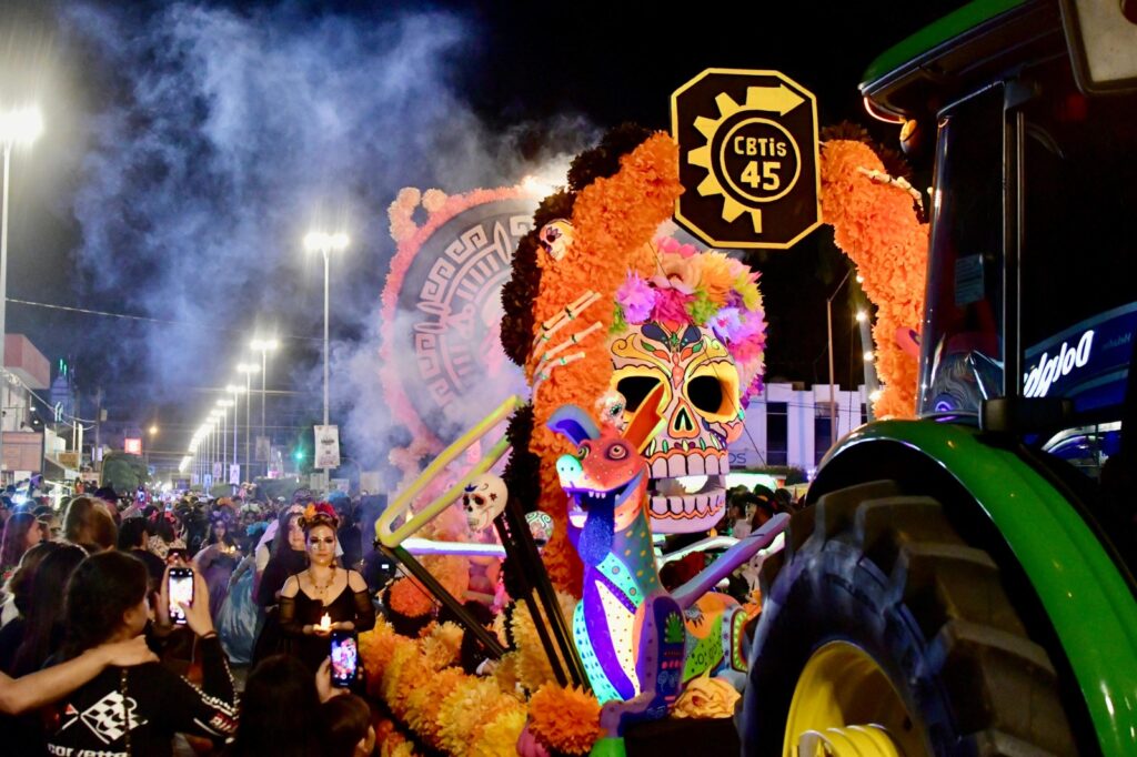 Desfile de carros alegóricos en el Festival Cultural de Día de Muertos en Guamúchil.