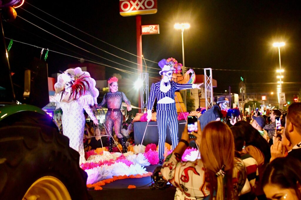 Desfile de carros alegóricos en el Festival Cultural de Día de Muertos en Guamúchil.