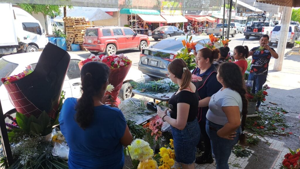 Floristas de Guamúchil analizan posible aumento a precios