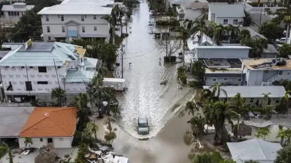 Una calle inundada tras el paso del huracán Milton