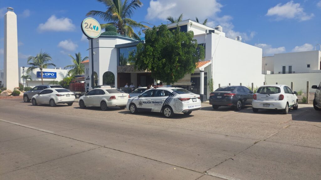 Francisco el pierde el control y choca su camioneta en la base de un anuncio en Mazatlán