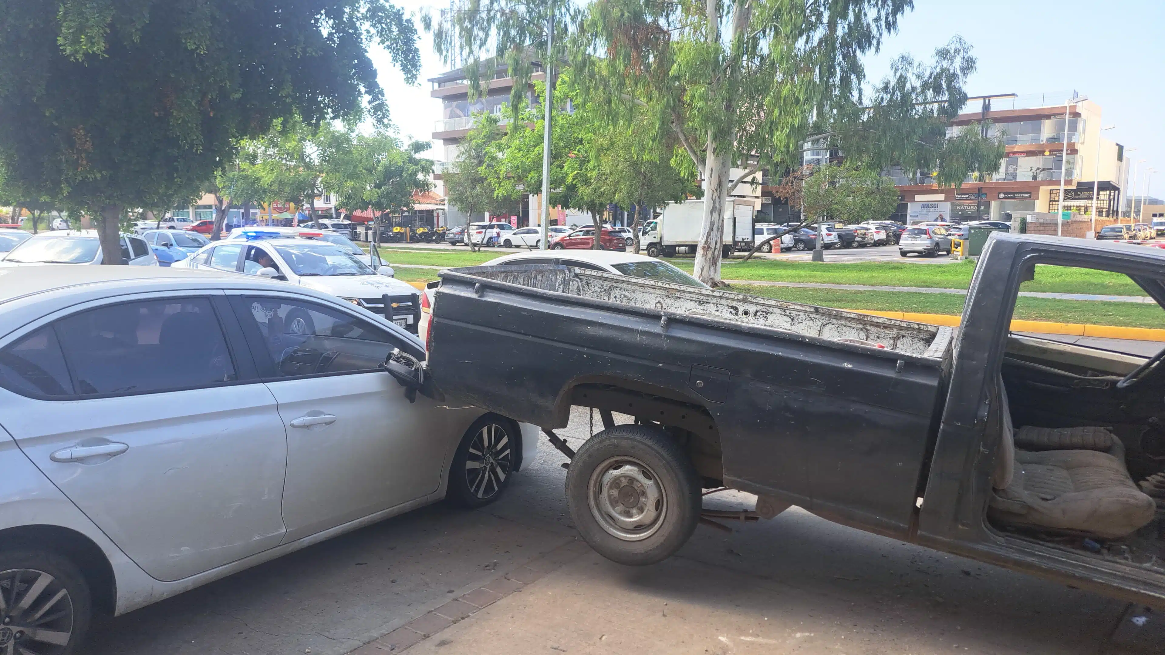 Francisco el pierde el control y choca su camioneta en la base de un anuncio en Mazatlán