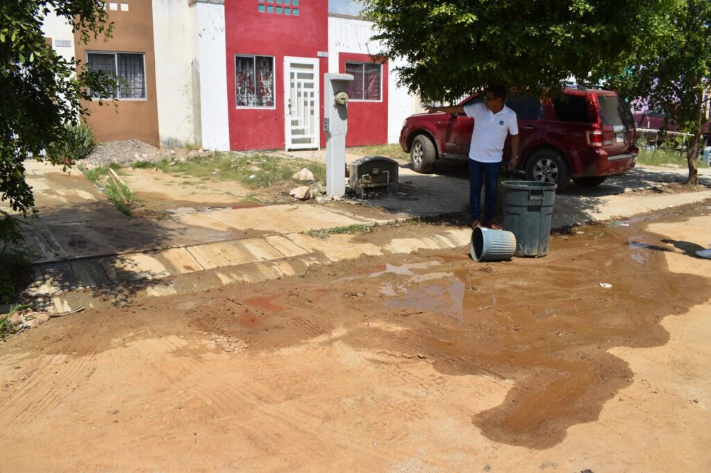 Fuga de agua en el fraccionamiento Pradera Dorada.