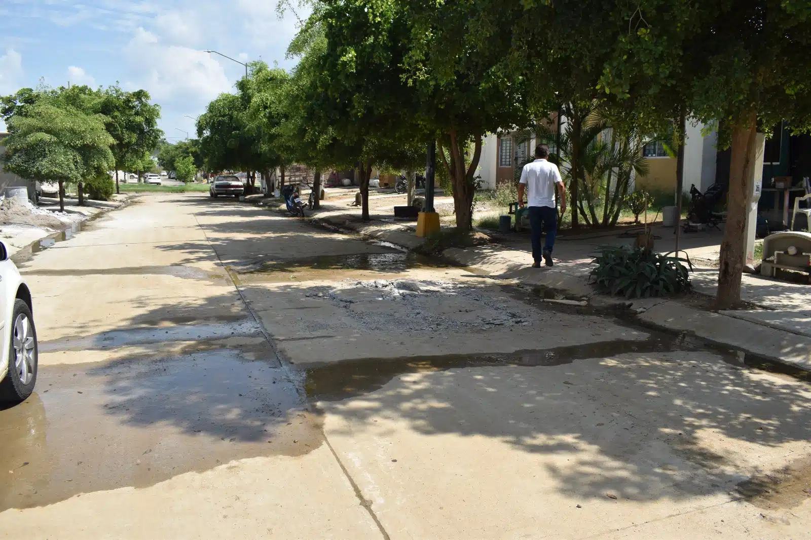 Fuga de agua en el fraccionamiento Pradera Dorada.