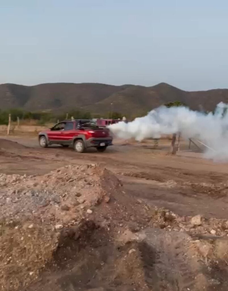 Camioneta fumigando en El Fuerte.