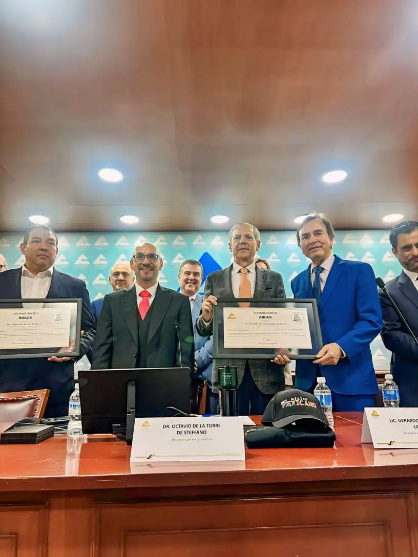 Gerardo Vargas Landeros recibiendo su reconocimiento Aulex.