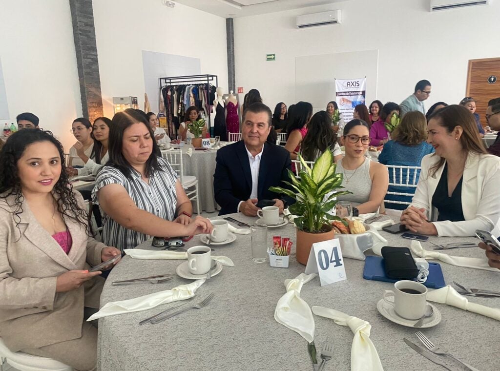 Asistentes en el networking de Global Connection en Los Mochis.