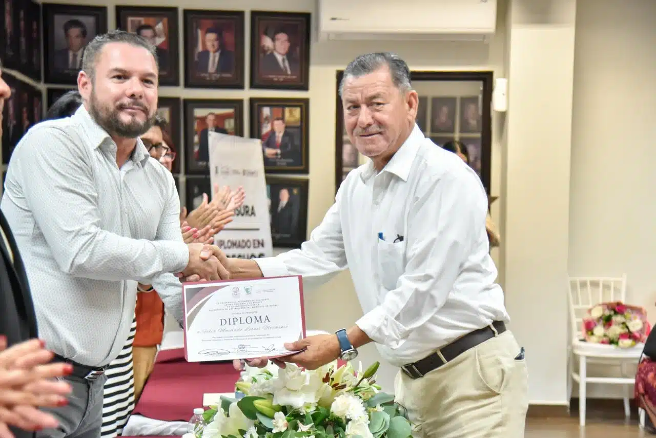 Graduados recibiendo su reconocimiento.