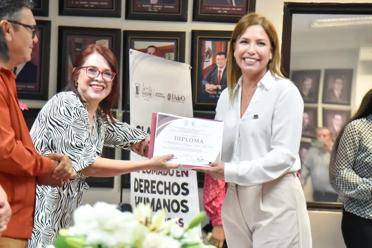 Graduados recibiendo su reconocimiento.