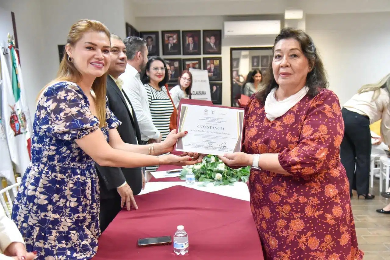 Graduados recibiendo su reconocimiento.