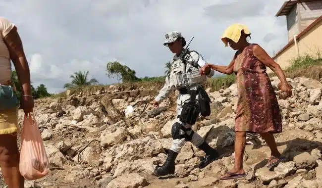 Guardia Nacional ayuda a población de Acapulco