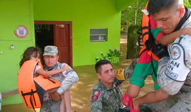 Guardia nacional auxiliando a personas