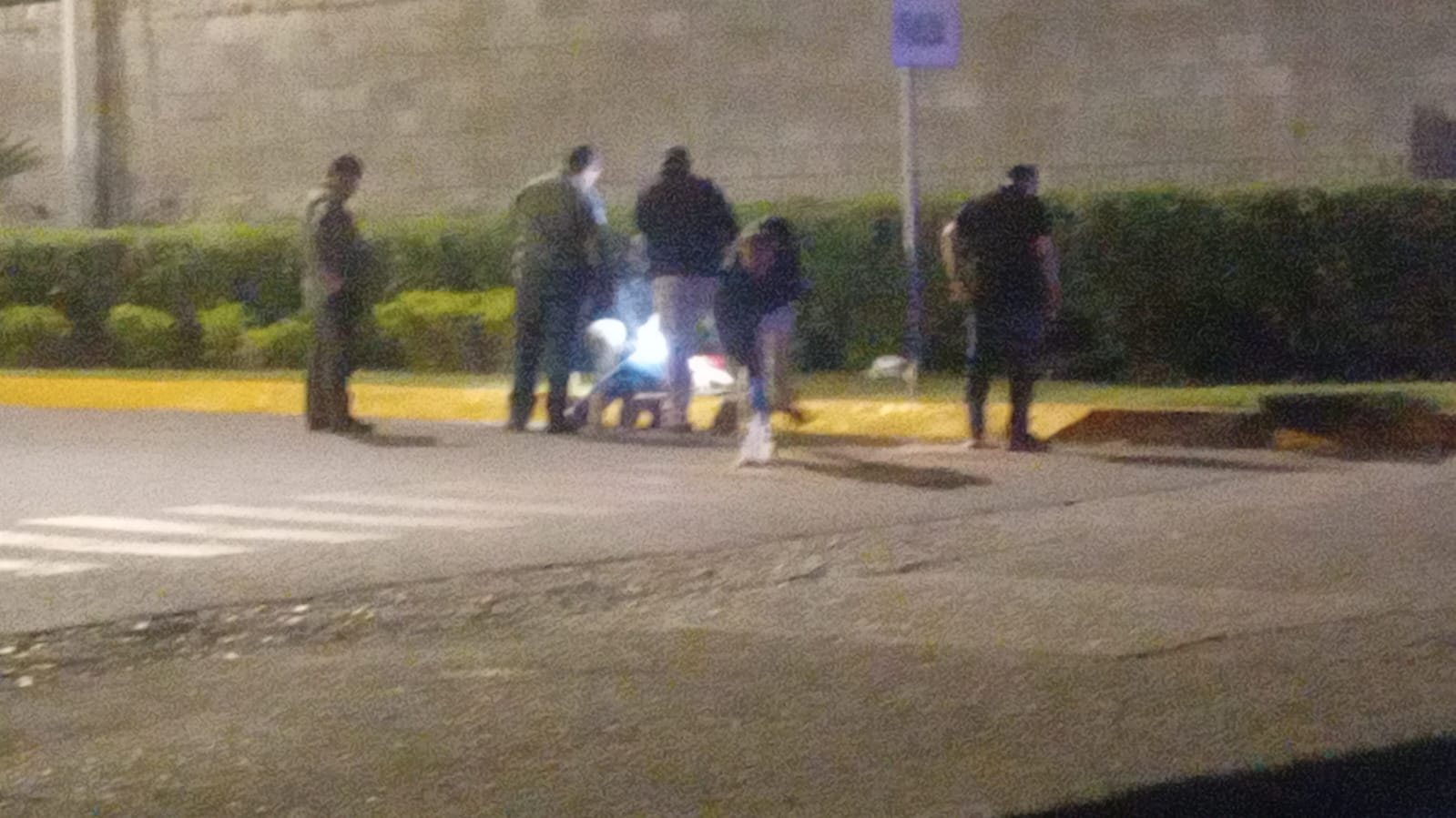 Agentes periciales en la escena donde encontraron a un hombre asesinado en Culiacán