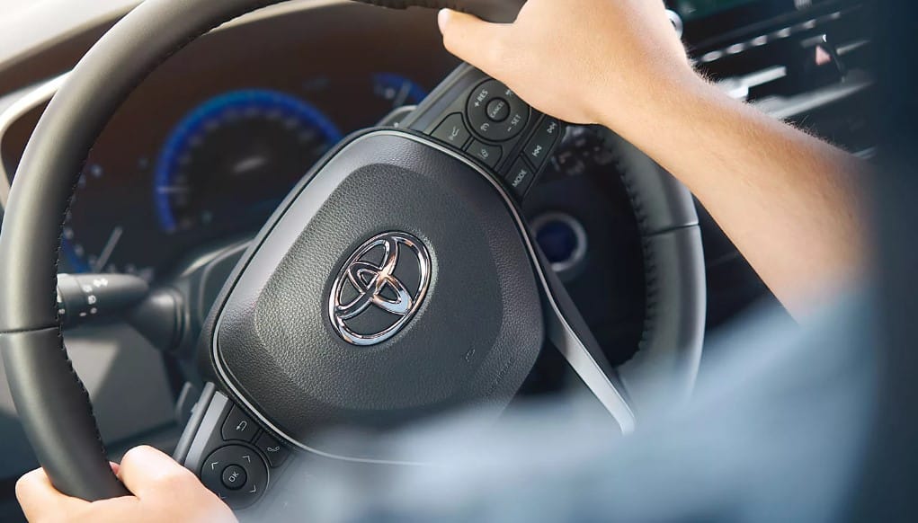 Hombre manejando un Toyota