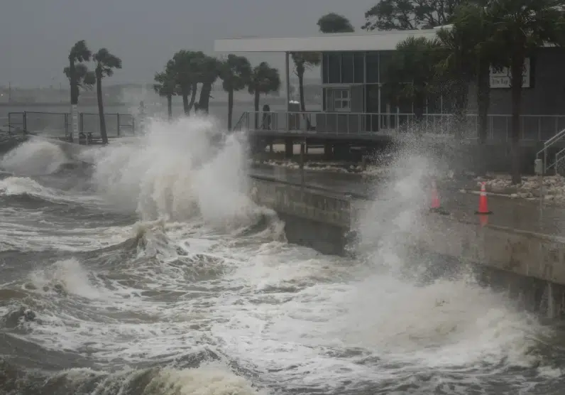 “Milton” toca tierra como huracán de categoría 3 en la costa oeste de Florida