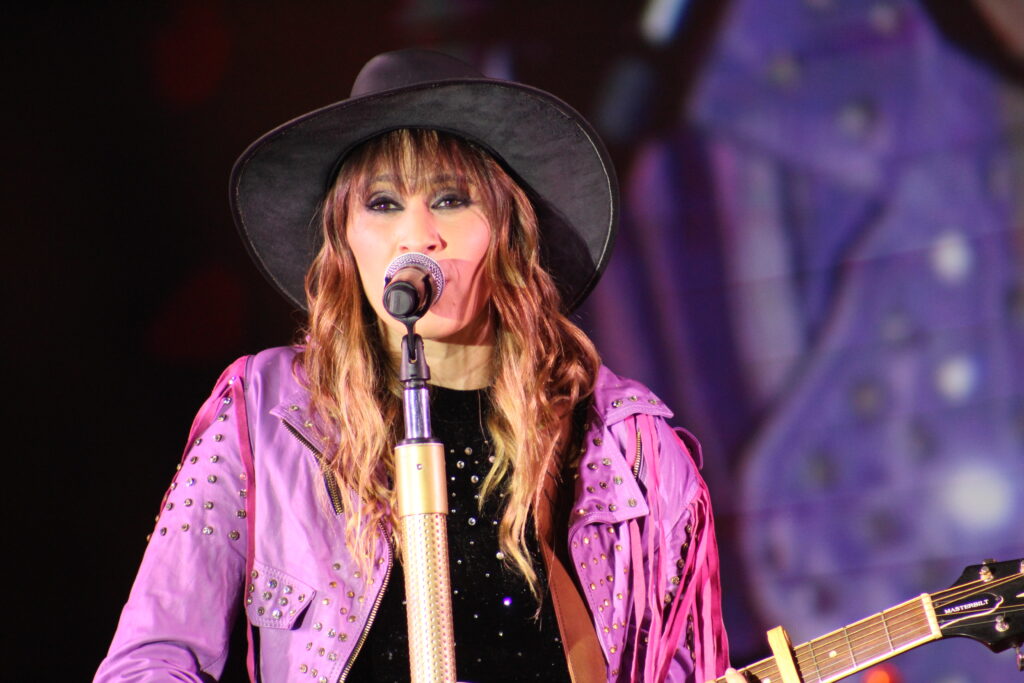 La cantante Hanna durante el concierto en el CUM de Los Mochis.