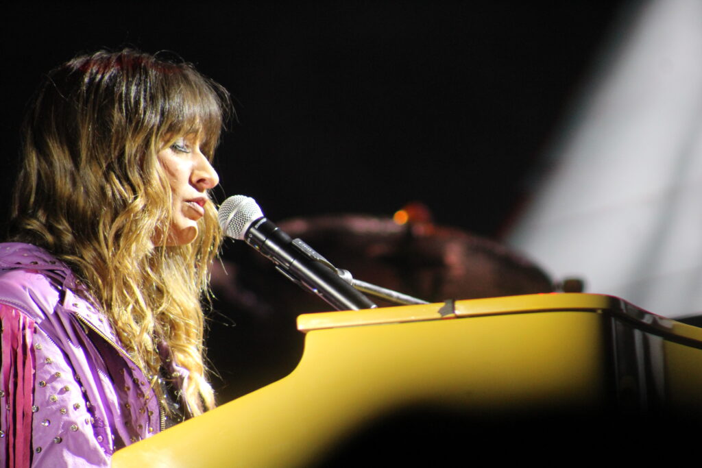 La cantante Hanna, del dueto Ha-Ash, durante el concierto en el CUM de Los Mochis