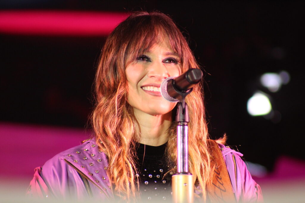 La cantante Hanna, del dueto Ha-Ash, durante el concierto en el CUM de Los Mochis.