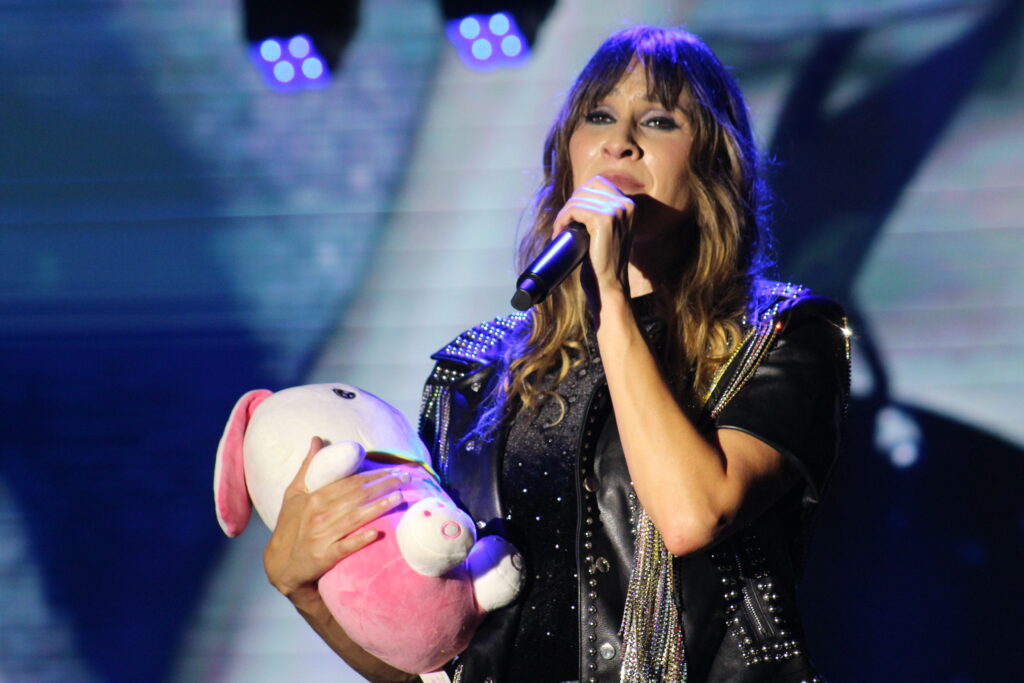 La cantante Hanna, del dueto Ha-Ash, durante el concierto en el CUM de Los Mochis