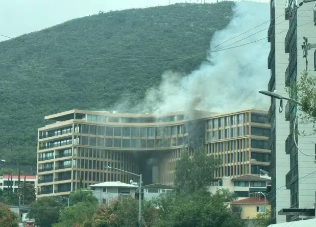 VIDEO: Evacúan a más de 200 personas por aparatoso incendio en edificio de Nuevo León