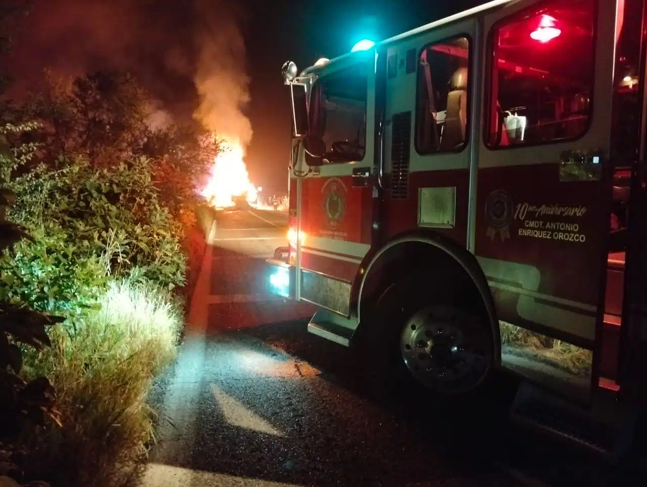 Los bomberos conectaron mangueras para apagar las llamas