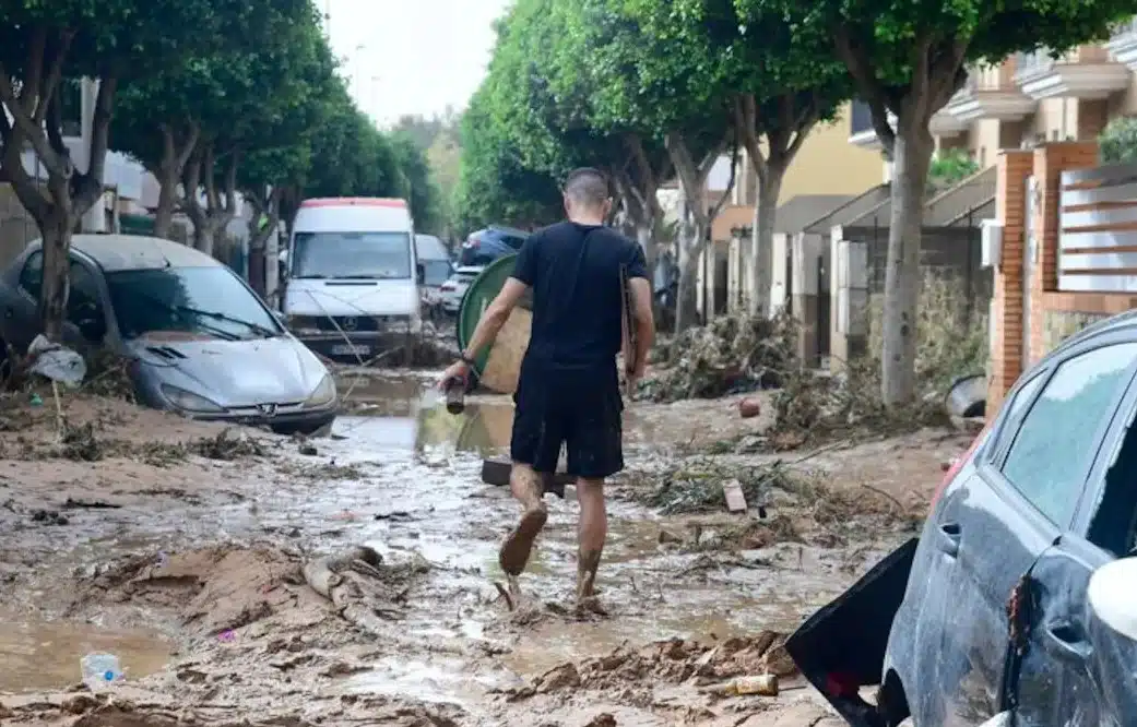 Un hombre camina en un lodazal tras las fuertes lluvias e inundaciones en España