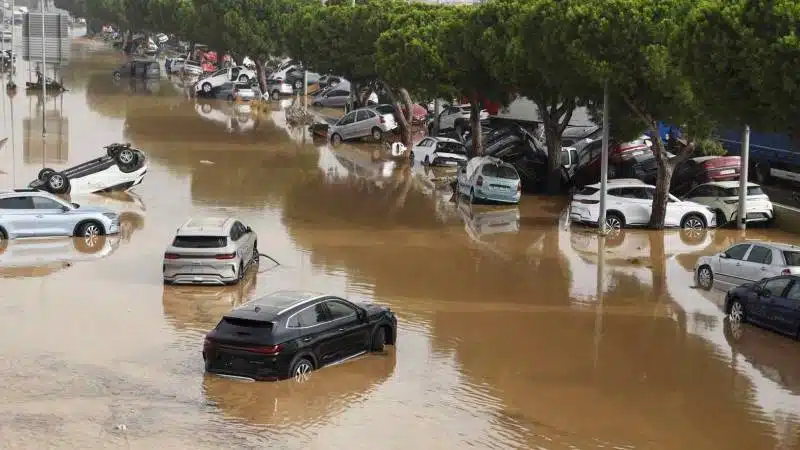 Automóviles inundados tras las lluvias en Valencia