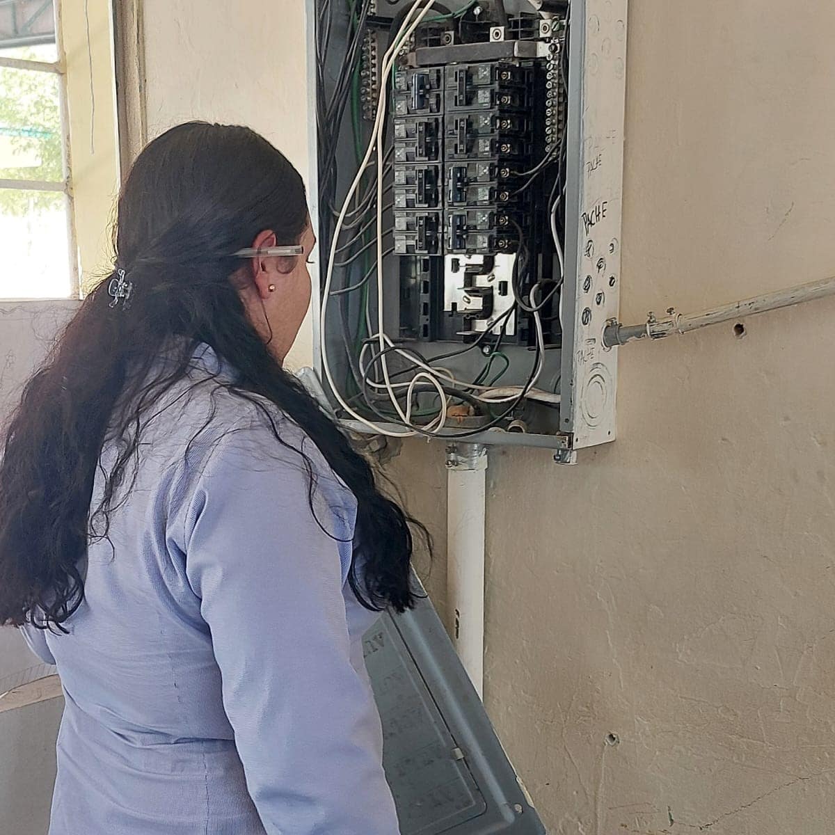 Isife inicia rehabilitación eléctrica San Miguel, padres y madres liberan plantel_4