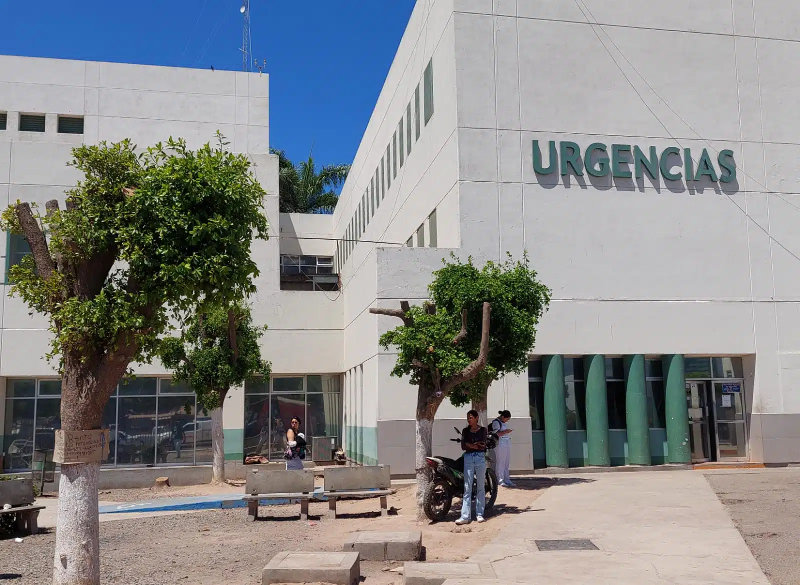 Joven ciclista es impactada por un motociclista y está grave