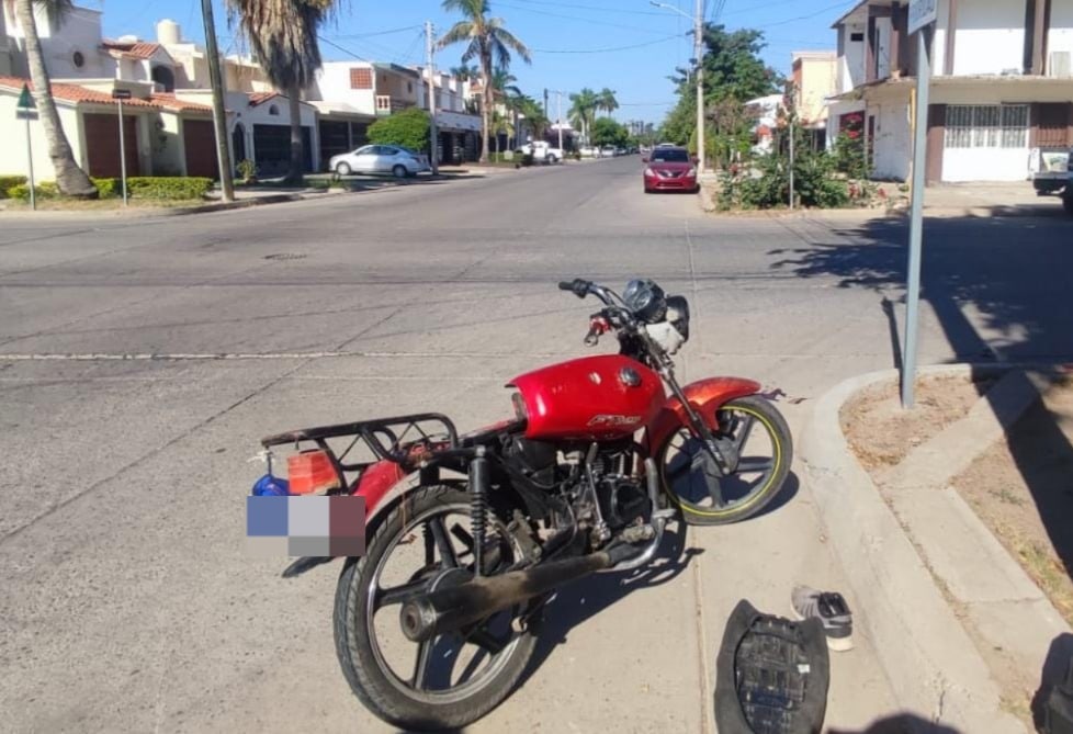Joven repartidor de tacos no hace alto y lo arrolla un auto en el Centro de Los Mochis