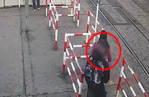 VIDEO: Impactante momento en que joven distraído con su celular casi es atropellado por un tren