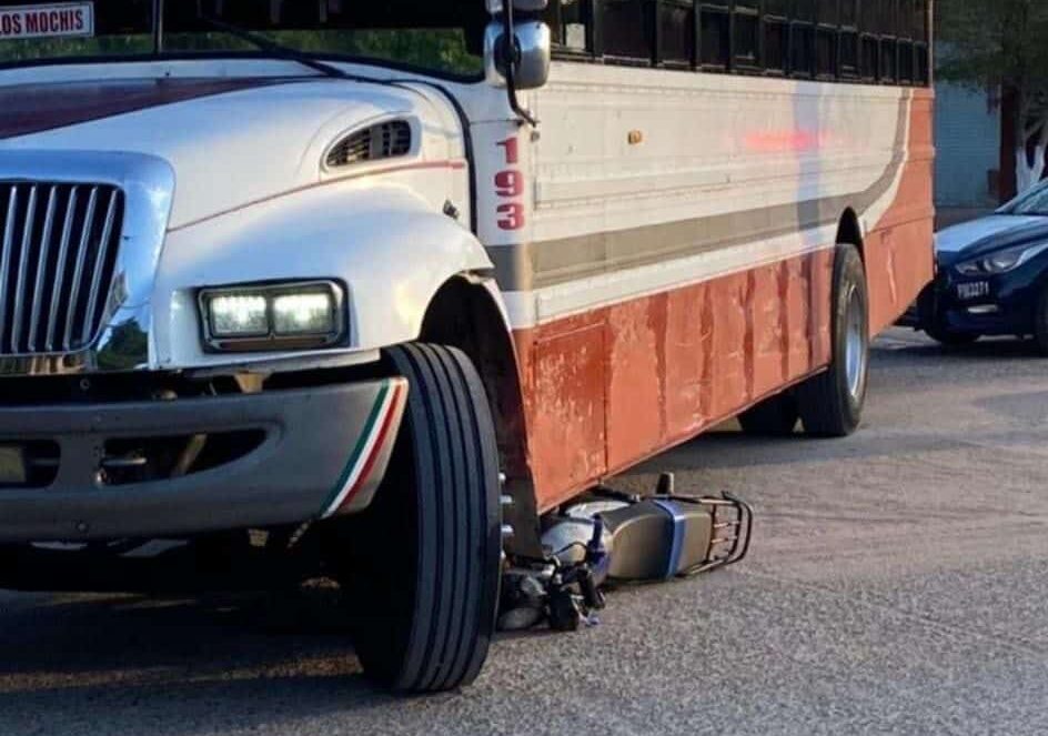 Jovencito motociclista queda lesionado tras chocar con un camión en El Carrizo, Ahome