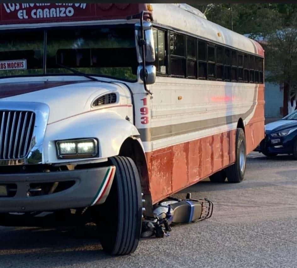 Jovencito motociclista queda lesionado tras chocar con un camión en El Carrizo, Ahome