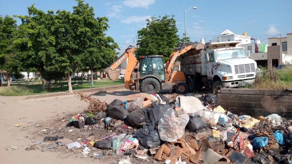 Jumapam saca de las calles basura y otros materiales