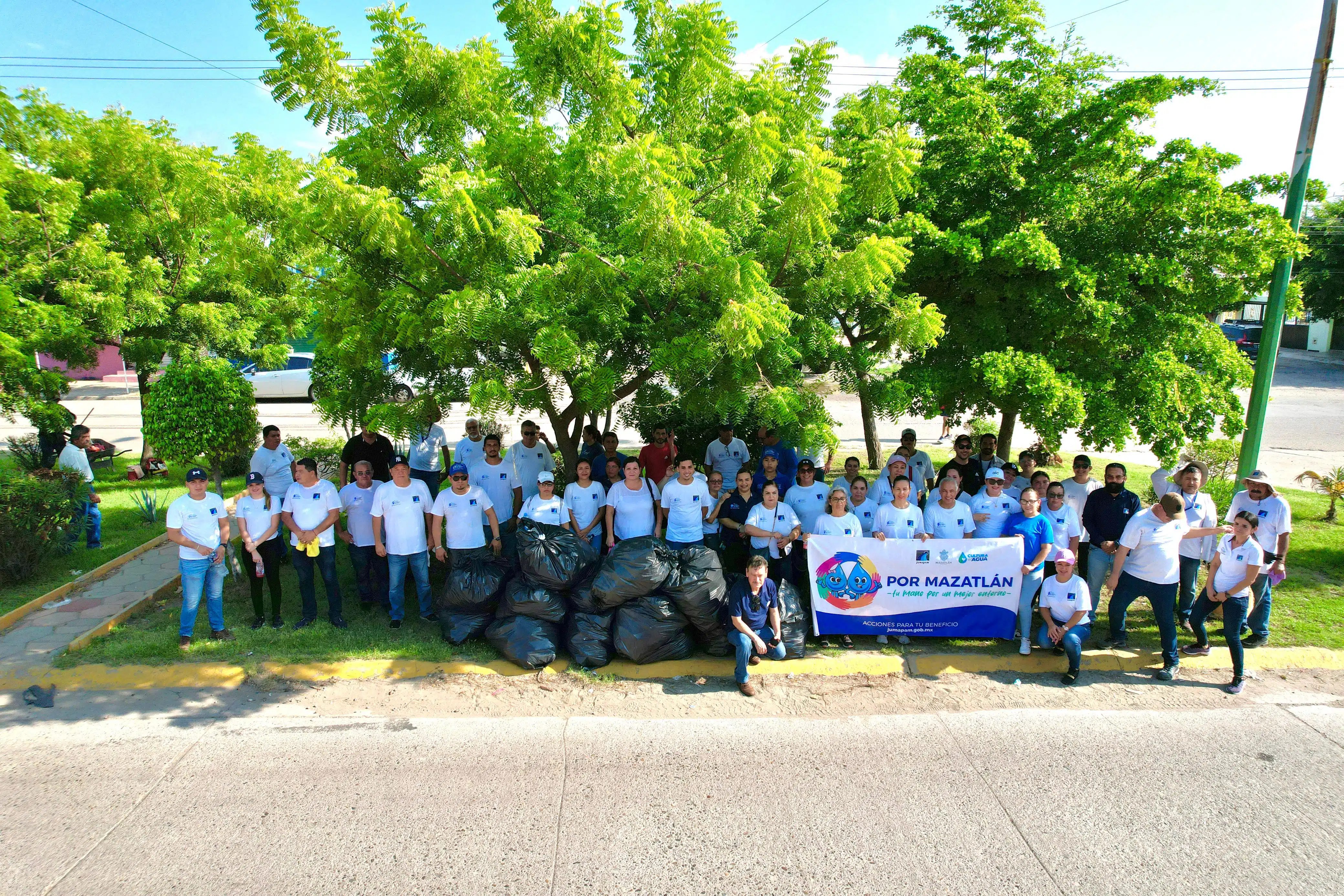 Jumapam saca de las calles basura y otros materiales