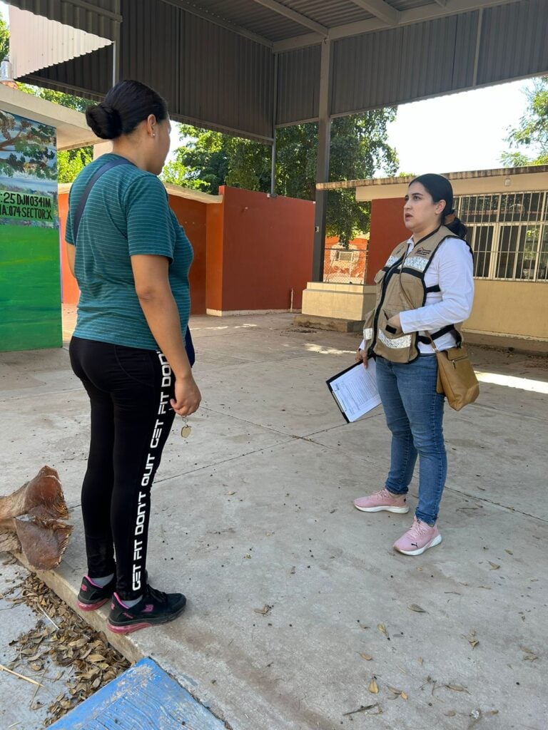 Personal de Isife atendiendo la problemática del jardín de niños Ángel Flores.