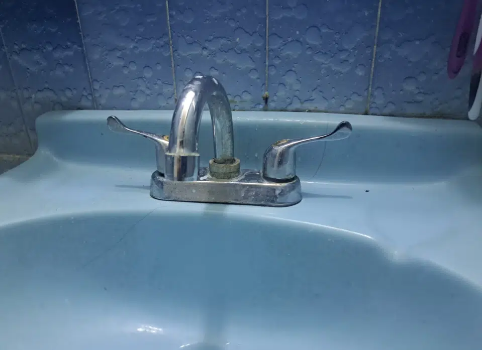 ¡Afectados! Este domingo sufren desabasto de agua potable familia de los Mochis