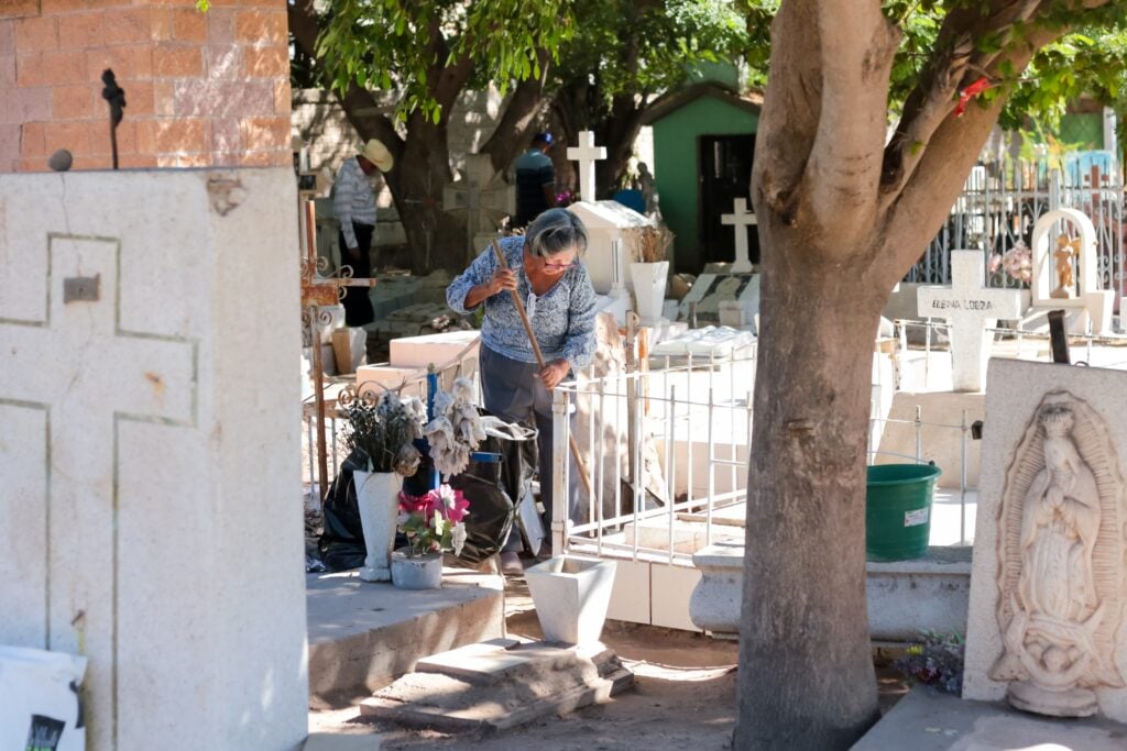 Jornada de limpieza en el panteón de Los Mochis por las festividades del 1 de noviembre y Día de Muertos