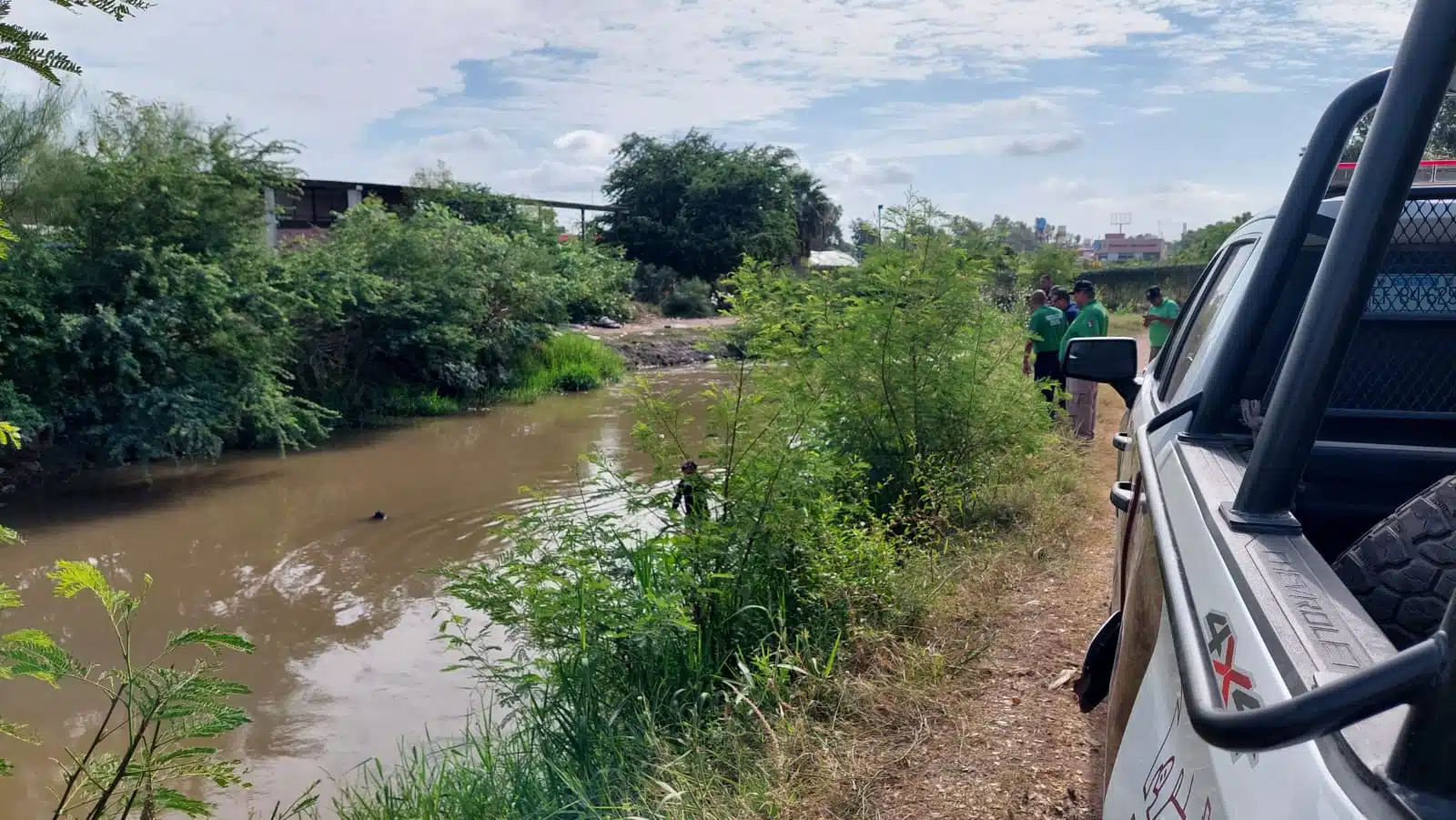 Una patrulla de la policía municipal de Ahome acude al lugar del reporte sobre una persona sin vida dentro de un canal de riego