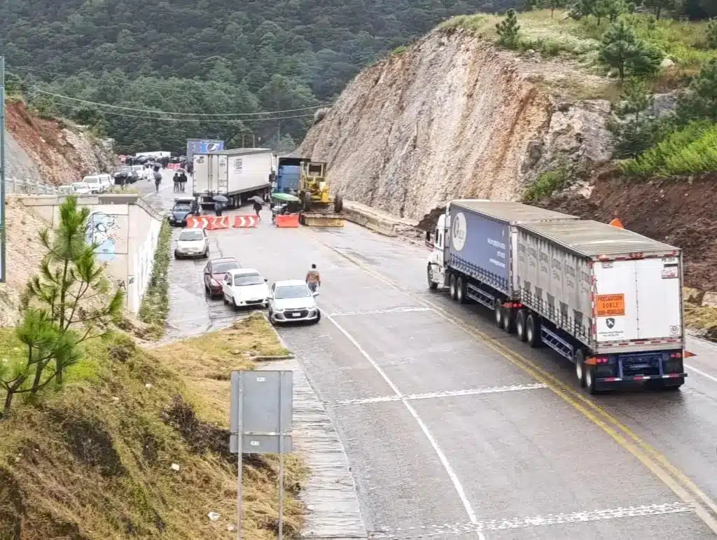 Maestros de Chiapas exigen más contrataciones; cerraron carretera en protesta