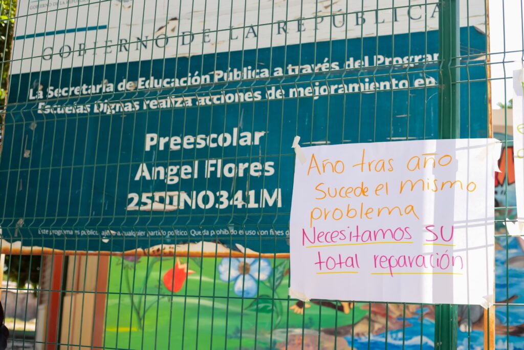 Cartulina con mensaje de manifestación pegada en la cerca de un jardín de niños en Ahome