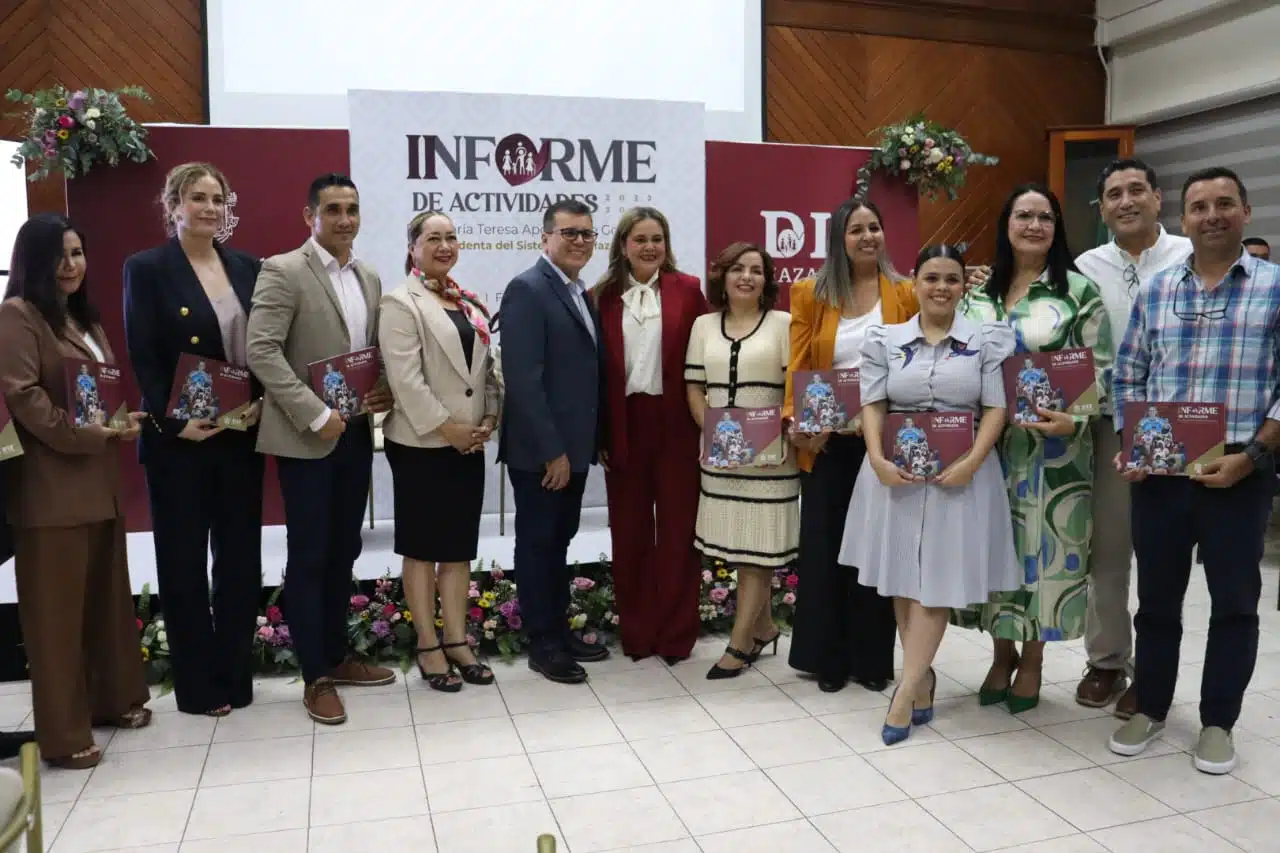 María Teresa Apodaca Muñoz presentando su informe de labores 2023-2024 como presidenta del Sistema DIF Mazatlán.