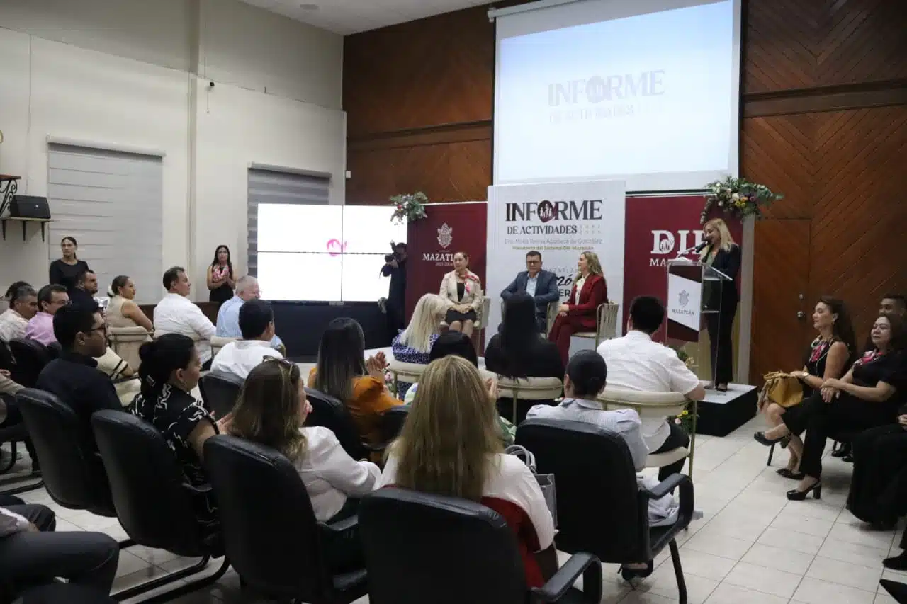 María Teresa Apodaca Muñoz presentando su informe de labores 2023-2024 como presidenta del Sistema DIF Mazatlán.