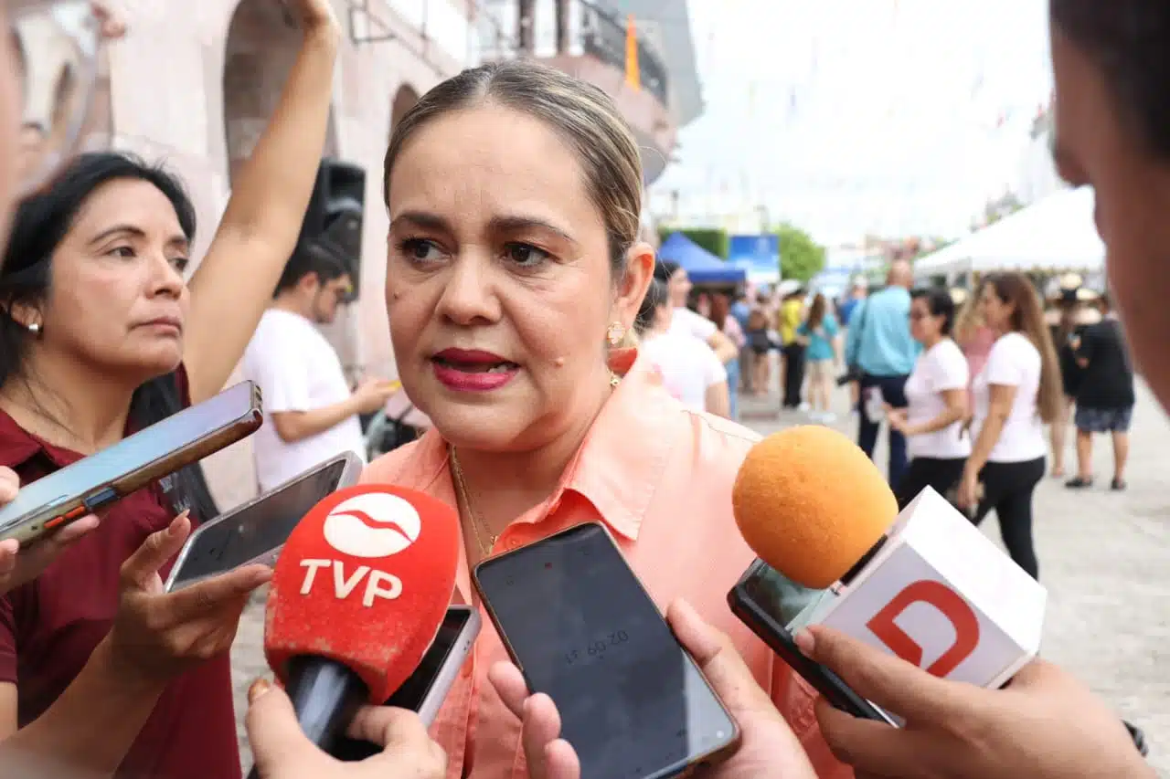 La presidenta de DIF Mazatlán habla con la prensa de Sinaloa