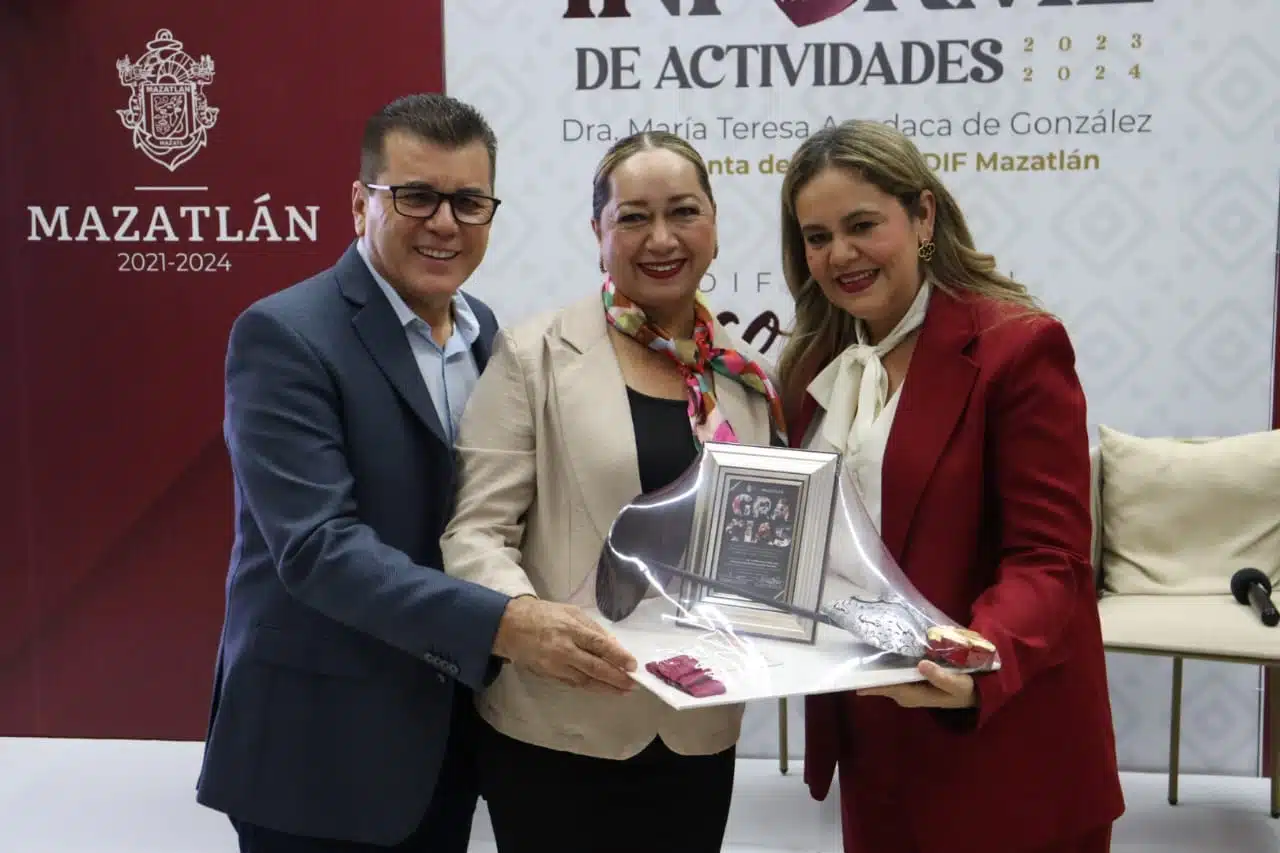 María Teresa Apodaca Muñoz presentando su informe de labores 2023-2024 como presidenta del Sistema DIF Mazatlán.