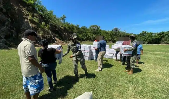 Marina continúa apoyando a las familias de los estados de Guerrero y Yucatán, tras el paso de los huracanes John y Milton