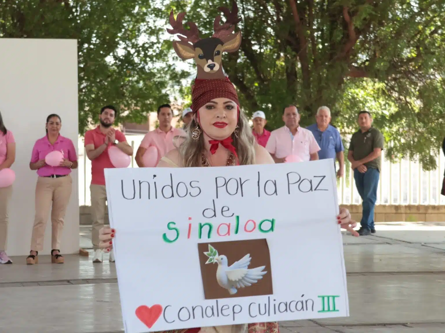 Una maestra de Culiacán 3 muestra el mensaje escrito en una cartulina “Unidos por la paz de Sinaloa”