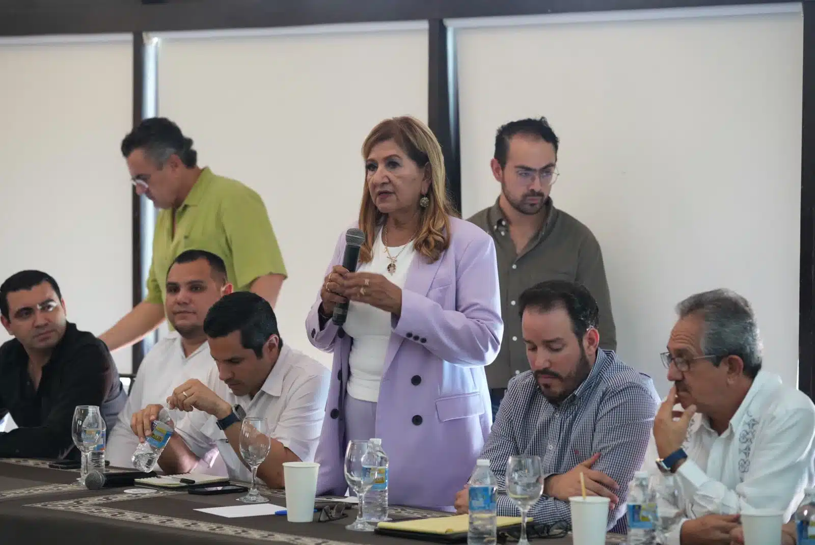 Mesa de diálogo en Mazatlán encabezada por la diputada Teresa Guerra Ochoa