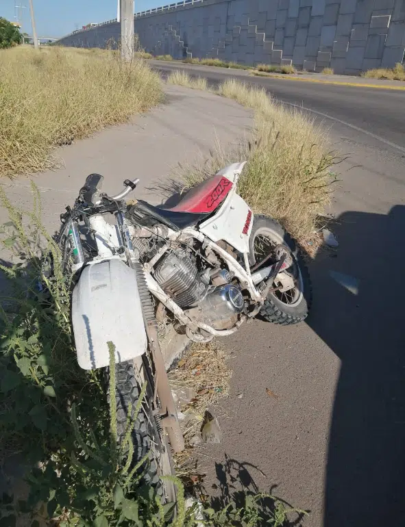 Colisión entre vehículo y motocicleta deja como saldo a persona herida, en Guasave