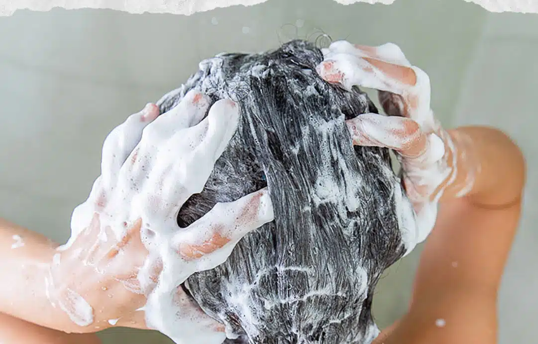 Mujer tallándose el cabello